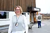 VAKSINESTASJONEN: Vaksinekoordinator Linda Vala Bråthen ved Sandvin, der det nå er vaksinering av midt-telemarkingar i alderen 65 til 74 år.