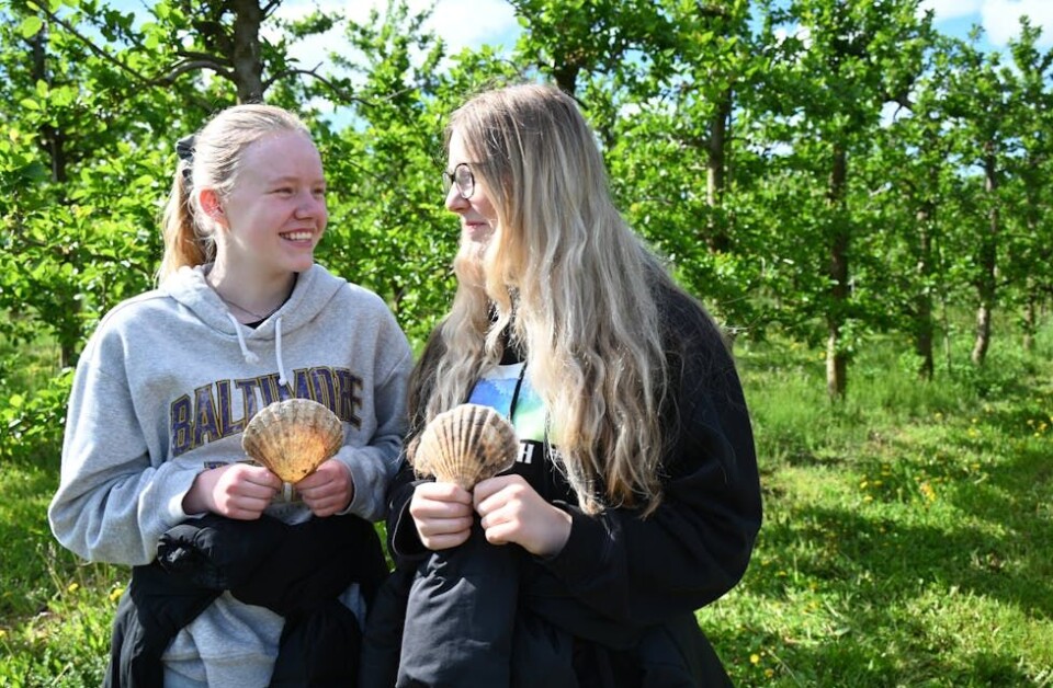 KONFIRMANTAR PÅ PILEGRIMSTUR: Signe Bjerketvedt (t.v.) og Stine Heian var to av 21 konfirmantar som var med på pilegrimsmarsjen. FOTO: Hilde Eika Nesje