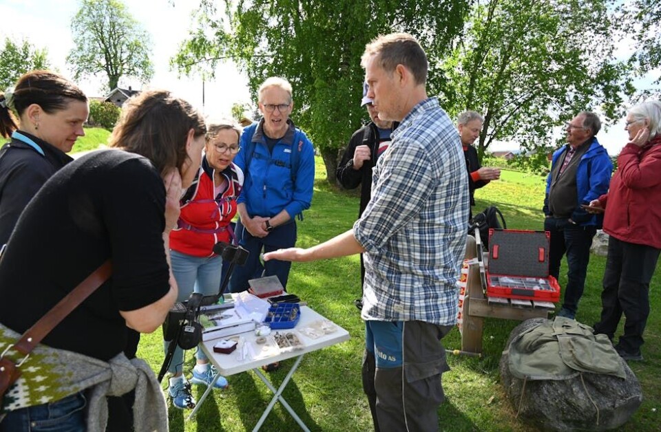 STOR INTERESSE: – Det har vore heilt vilt med interesserte folk som har stoppa, seier Torbjørn Blichfeldt Dyrland som viste fram arkeologiske funn som han og Jan Kenneth Tjønnås har funne med metalldetektor. FOTO: Hilde Eika Nesje