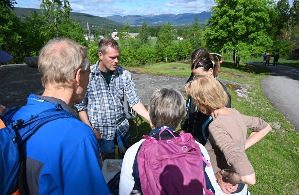 STOR INTERESSE: – Det har vore heilt vilt med interesserte folk som har stoppa, seier Torbjørn Blichfeldt Dyrland som viste fram arkeologiske funn som han og Jan Kenneth Tjønnås har funne med metalldetektor. FOTO: Hilde Eika Nesje