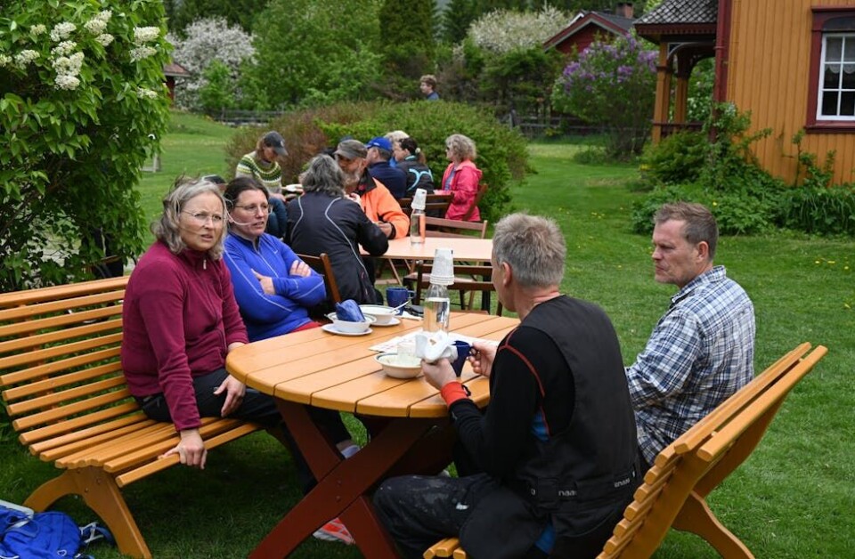 PILEGRIMSKVIL: Sølvi Gulbrandsen og Kristin Sekse i prat med Jan Kenneth Tjønnås og Torbjørn Blichfeldt Dyrland. FOTO: Hilde Eika Nesje
