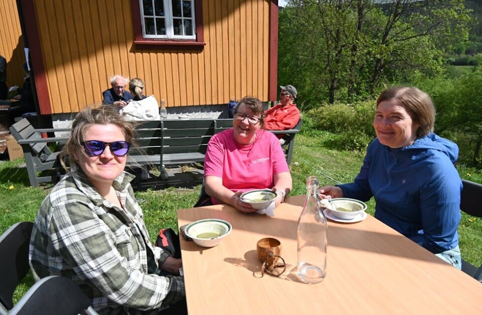 GODT MED EIN RAST: Hege Hegnastykket, May Moe og Anne Grethe Hegnastykket kosa seg med god mat på Evju bygdetun. FOTO: Hilde Eika Nesje