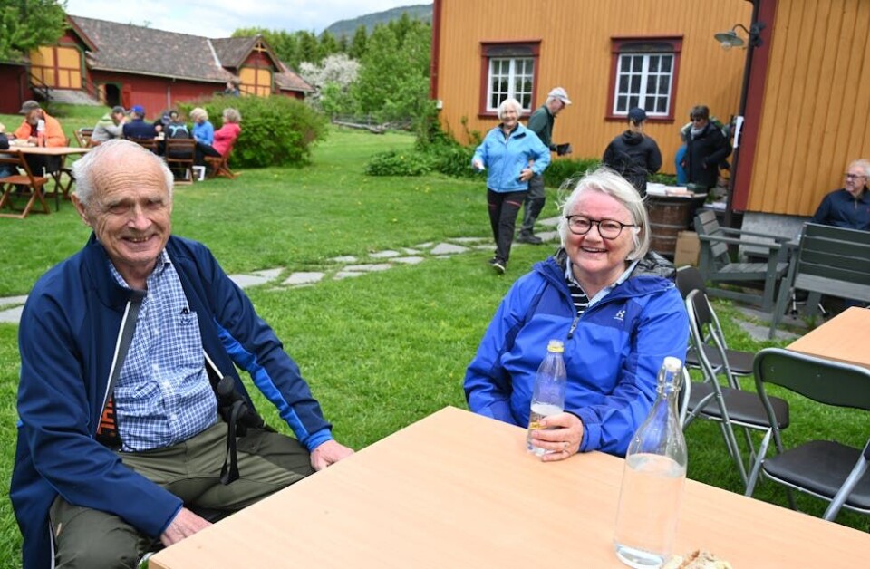 FRÅ NES TIL HØRTE: Dieter og Gunn Oswald gjekk frå Nes til Hørte, med matpause på Evju bygdetun. FOTO: Hilde Eika Nesje