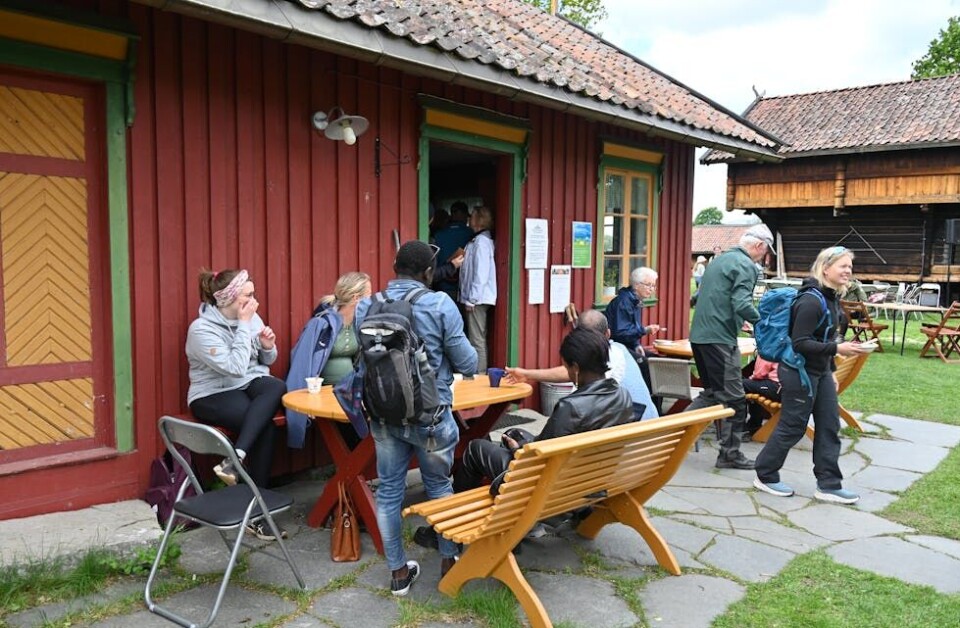 GOD STEMNING: Det var livleg på Evju bygdetun der veldig mange tok matpausa si. FOTO: Hilde Eika Nesje