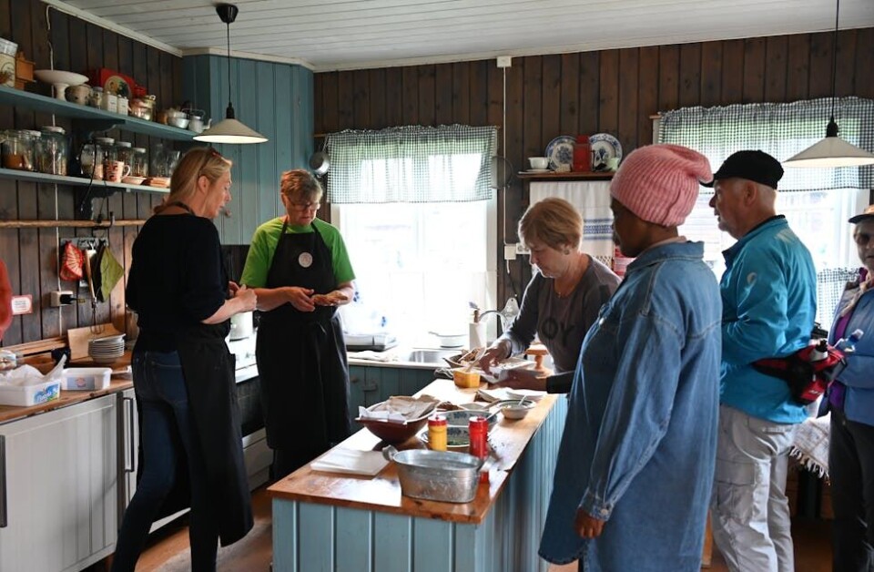 TRAVELT PÅ KJØKKENET: Mange ville smake neslesuppe og rabarbrasuppe på Evju bygdetun. FOTO: Hilde Eika Nesje