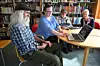NYTT TILBOD: Midt-Telemark bibliotek har dratt i gang eit nytt tilbod, leia av Katrine Thorstensen. Det er Rudolf Farkas, Arne Halkinrud og Aud Sveen glade for.