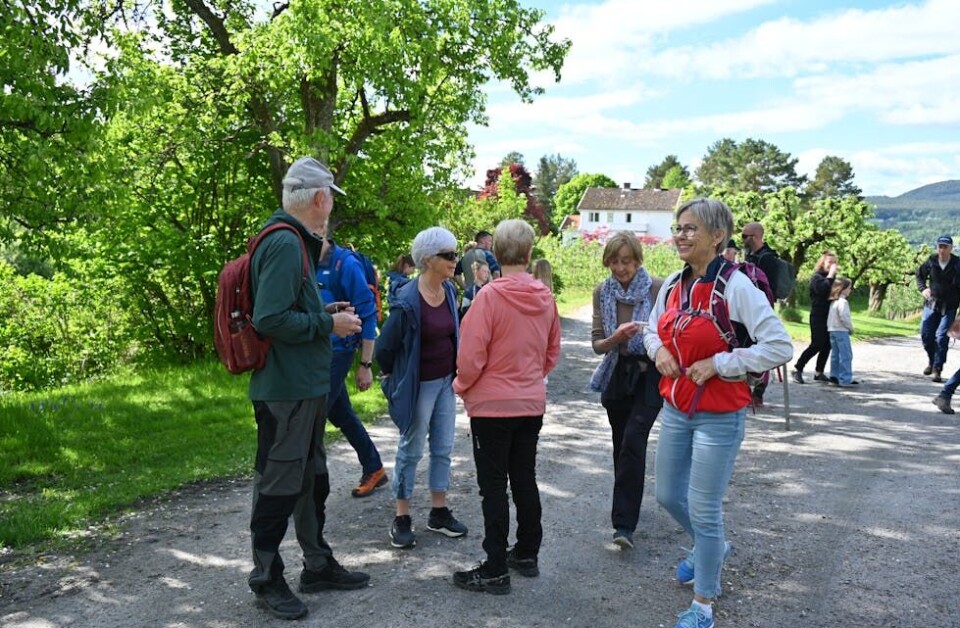 GOD PRAT: Det blei mange hyggelege møte mellom folk på pilegrimsvandring. FOTO: Hilde Eika Nesje
