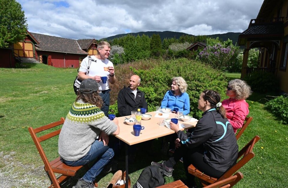 GOD PRAT RUNDT BORDET: Arrangør Trond Haugen i prat med f.v. Astrid Staurheim, Odd Kløverød, Torunn Hesthag, Siri Blichfeldt Dyrland og Christel Nævdal Barlaup på Evju bygdetun. FOTO: Hilde Eika Nesje