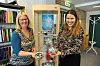 SOMMARLES: Sigrid Bjerke (f.v.) og Lynn Anita Tandberg ved Midt-Telemark bibliotek viser fram premiar til årets Sommarles. Premiane er utstilte i glasmonter på biblioteket.