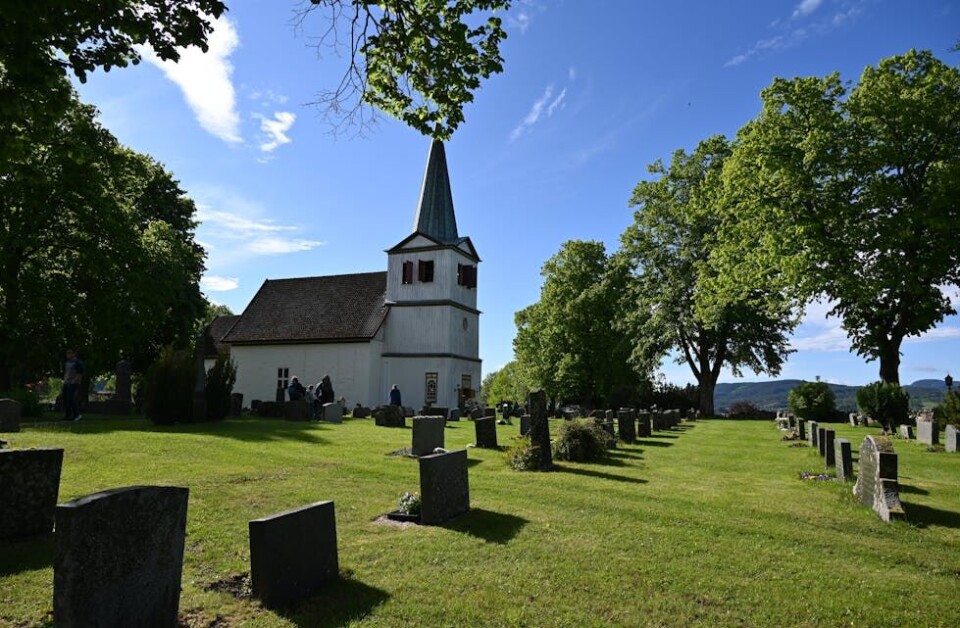 POPULÆR PILEGRIMSMARSJ: Mange nytta fridag og fint maivêr til å vandre i Midt-Telemarks vakre natur. Vandringa starta ved Nes kyrkje. FOTO: Hilde Eika Nesje