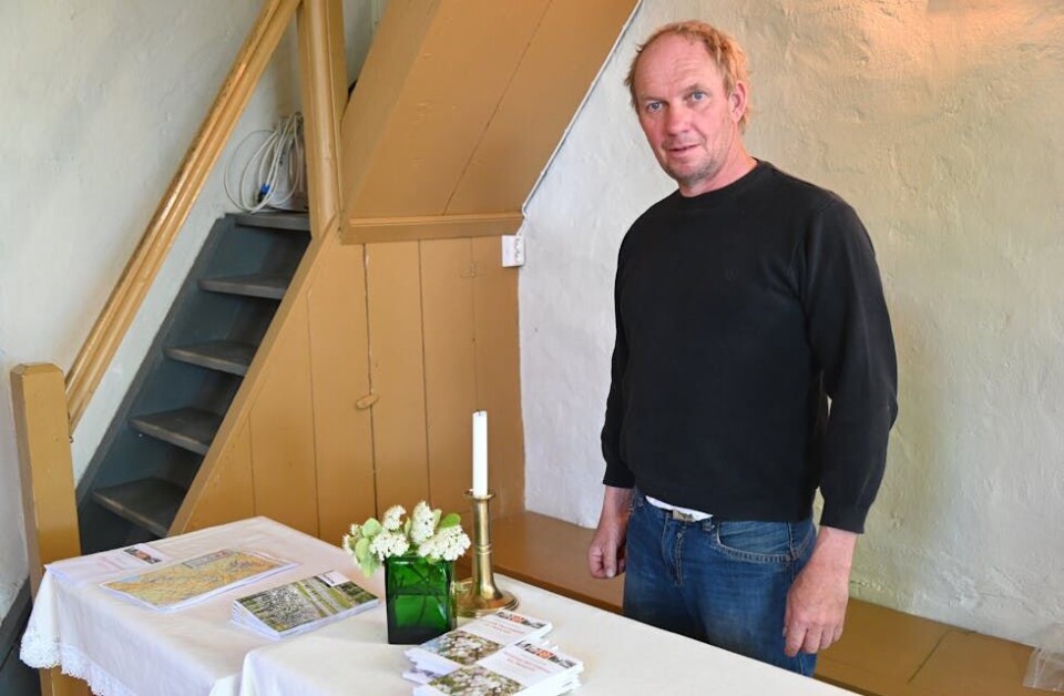 TIL TENESTE: Kyrkjetenar Kjetil Nyhus var på plass under messene i Nes kyrkje. FOTO: Hilde Eika Nesje