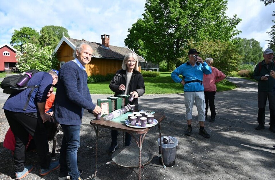 LITT Å LESKE SEG PÅ: På Nyhuus gard stod som vanleg Halvor Holtskog og Kari Nyhuus Holtskog og baud gjestfritt på eplemost. FOTO: Hilde Eika Nesje