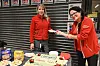 SERVERTE KAKE: Butikksjef Grethe Gjelstad (til venstre) fekk hjelp av May Britt Brekke til å servere kaffi og kake til kundane.