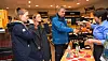 BLEI OVERRASKA: Marianne Finnerud Lie (22) frå Kongsberg, Emely Molid (22) frå Skien og Håvard Larsen (56) frå Ulefoss var innom Vinmonopolet fredag. Alle var positivt overraska over gode alkoholfrie alternativ på smaksstanden til Aslaug Flatebø Haugland.