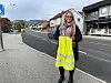 BRUK REFLEKS: Karin Hagen i Trafikksikkerhetsutvalet i fylkeskommunen oppfordrar alle vaksne til å bli flinkare til å bruke refleks.