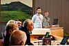IRRITERT AV NEGATIVE INNSPEL: Asbjørn Botnen var irritert i kommunestyret måndag kveld. På podiet står representantane frå Solutvikling AS. Foto: Øystein Akselberg