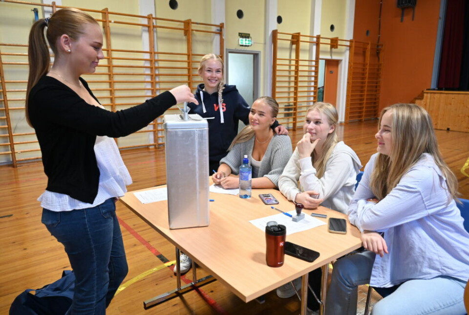 SKULEVAL: Ane Hynne (18) legg stemma si i urna til valfunksjonærane Anne Vågen Bunkholt (f.v.), Andrea Hellstad, Julia Waldenstrøm og Ida Ajer Trevland under skulevalet i 2023.
