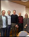 ENERGIMØTE: F.v. Ådne Naper, Truls Gulowsen og Terje Lien Aasland saman med Arnold Aarmot og Karin Hagen frå Midt-Telemark arbeiderparti.