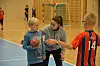 HANDBALLSKULE: Annabeth Asphaug Espeseth gjev Even Espedalen Tjønntveit nokre tips i angreps- og kantspel.
