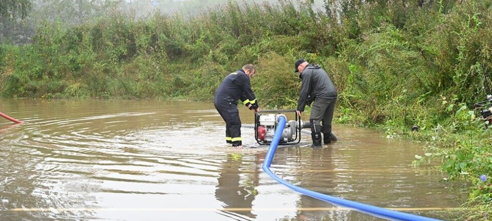 Kjempa med tre pumper for å halde vatnet unna legesenteret