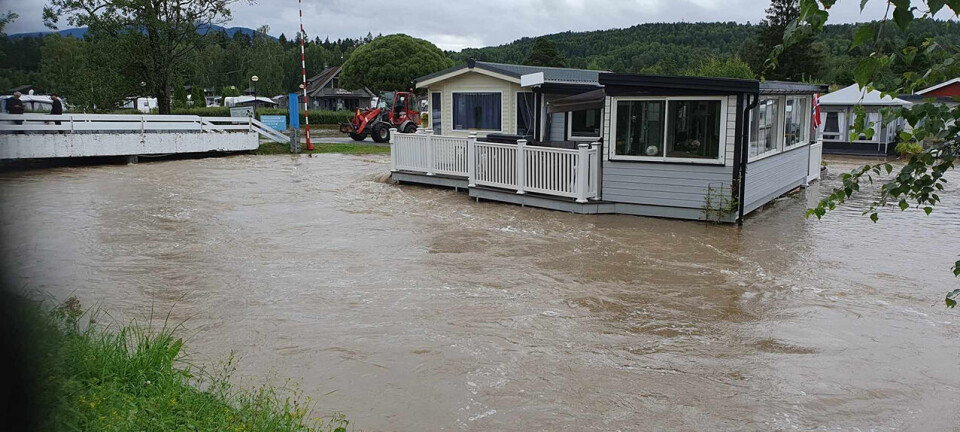 Regnet bøttar ned over Midt-Telemark: 30 personar evakuert