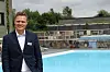 POSITIV: Etter ein spesiell vår, er hotelldirektør Ottar Langåsdalen nøgd med at sommarsesongen ser postiv ut for hotellet. Her ved bassenget i hotellhagen.