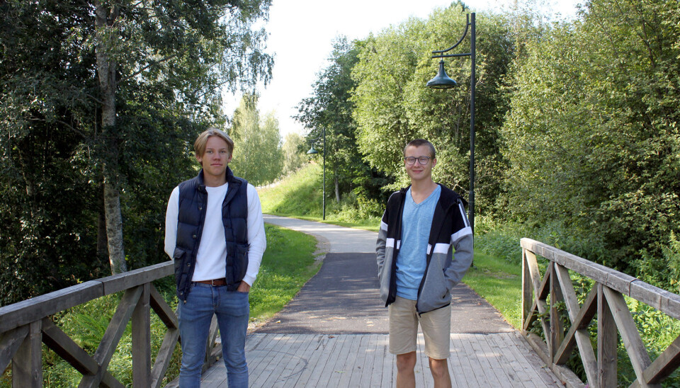 STORTINGSVAL: Sigurd Nesje (t.v.) og Sverre Tveter frå Midt-Telemark valde å bruke stemmeretten sin da dei skulle stemme for fyrste gong under kommunevalet i 2020.