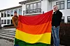 BØgdepride 2022. Ruben Forbergskog (t.v.) og Rikard Halvorsen med kommunens regnbogeflagg inviterer til historias første pridefeiring i Midt-Telemark.
