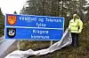 Fylkesordfører Terje Riis-Johansen avduker skilt på grensa mellom Vestfold og Telemark, og Agder, desember 2019.