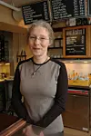 PÅ ROXY KAFFEBAR: Mange vil hugse Ingebjørg Ørnulfsdatter Nordbø som den blide innehavaren av Roxy kaffebar på Sønstebøtunet. Her er Ingebjørg på arbeidsplassen sin i kaffibaren frå 2006. FOTO: Øystein Akselberg