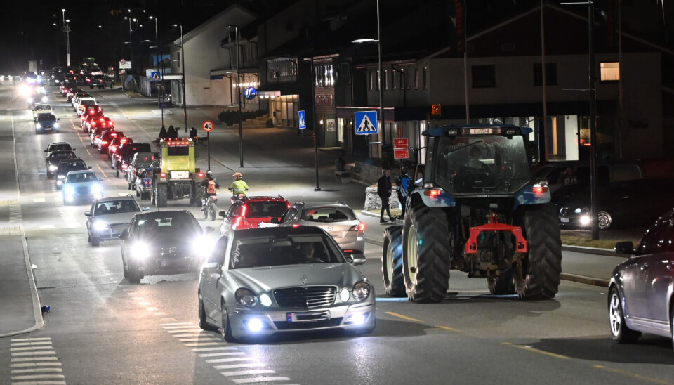 BILTREFF I BØ: Her frå eit rånartreff i Bø sentrum 9. april 2020.