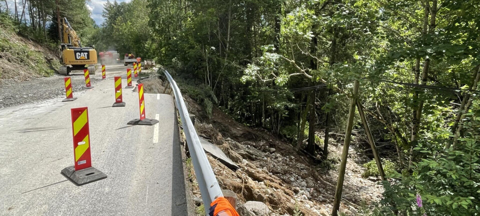 Bilar pressar seg forbi rasområde: – Vegen er fortsatt stengt