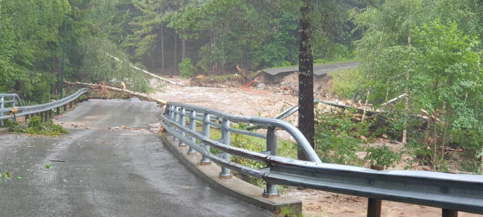 Kommunal veg har rast ut – hus held på å velte