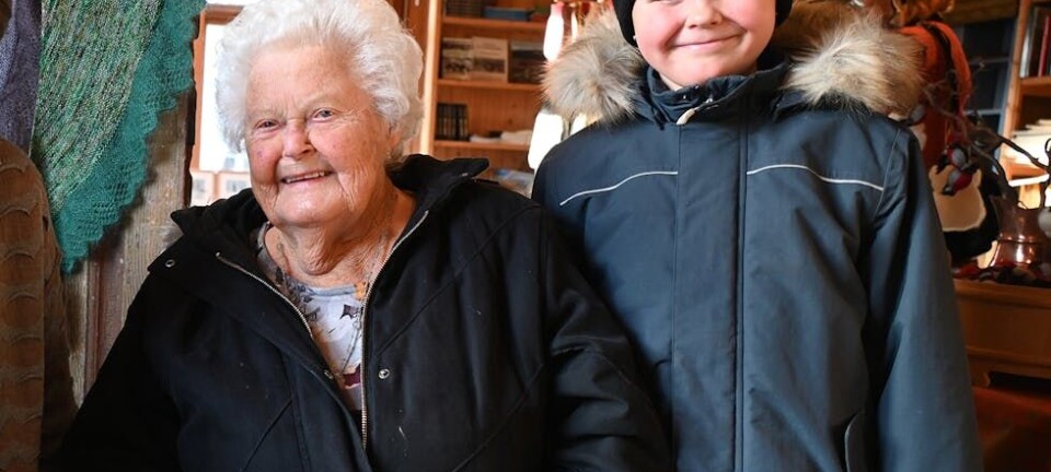 Leander (7) blei med tippoldemor på julemarknad