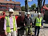 INSPEKSJON: Prosjektleiar ved Høgvoll-bygget, Ole C. Bakås, Andreas Lund og Kjell Rune Kilen frå Haugestøl VVS inspiserer bygginga av energibrønnar på tomta i Lektorvegen, der det nå blir bygd eit nytt leilegheitskompleks.