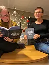 NY BOK: Rådgjevar Stine Sætre Risanger (f.v.) og leiar Melle Aakenes i Kirkens SOS Telemark med den nye boka «God å snakke med».
