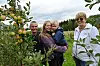 STAND PÅ MARKNADSPLASSEN: Jan Odden Kåsin (f.v.), Haldis Kåsin med Oleander (6) og styreleiar i Norsk Eplefest, Mette Haugholt, i eplehagen på Kåsin gard. På laurdag blir dei alle å finne på marknadsdagen på Gvarv stasjon.