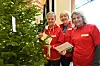 ØNSKETREet: Bente Drtina (t.v), Bergit Grivi og Inger-Lise E. Bergan håper folk plukkar med seg ønskelappar frå juletreet, og kjem tilbake med gåver. Bø og Sauherad Røde Kors ønsketre