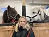 Best i landet: Line Charlotte Bø Hansen og ponniene Emmeros Gloria (den mørke) og Emmeros Cibylla. Det er med Emmeros Glori ho har dei fleste sigrande på