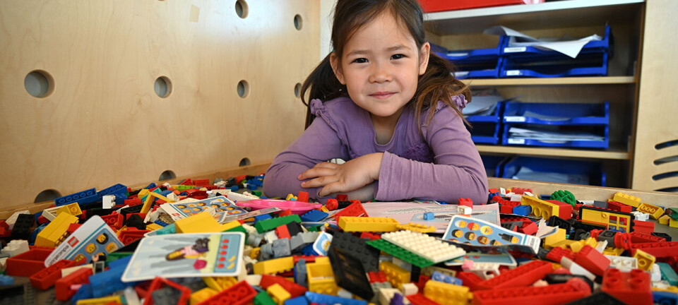 Adelen (5) likar tre, særleg dei det heng noko godt i