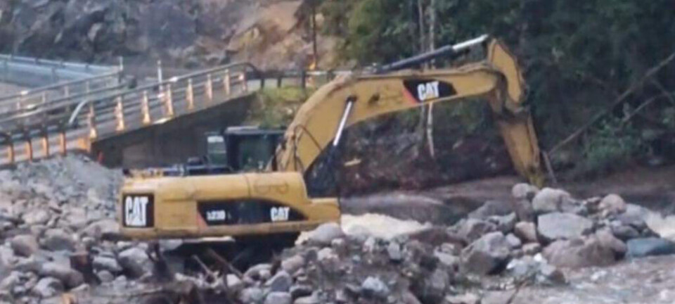 Høg vassføring allereie: Her blir brua sikra