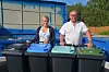 NY AVFALLSORDNING: Renovasjonsselskapet IRMAT innfører ny hentefrekvens for dei fire nye behaldarane som alle hushaldningane i Midt-Telemark no har fått. Her er prosjektleiarane Liv Inger B. Strøm og Halfdan Haugan med nye dunkar. Foto: Øystein Akselberg