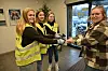 Smitte-vaktar. Niandeklassingane Jenny Langkås (f.v.), Oda Hegna Smeplass og Ida Bø Bakka frå Bø ungdomsskule gjev kunde Kristine Sønstebø ein god dusj antibak på veg inn på Bøsenteret.