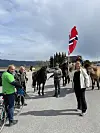 NOREG PÅ LANGS I VALKAMPEN. Turfølgjet som går Noreg på langs med hest møtte lokale Senterpartifolk på Årnes.