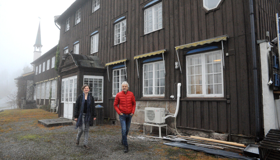 KUNSTSENTER: Nytt liv i gamle lokale på Lifjell. Eigar Helge Solberg og kunstnar Zoé Eskes har fått støtte frå Kulturminnefondet.