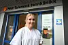 SYNLEG BEVIS: Ved innngangdøra heng skiltet som syner at Midt-Telemark Tannklinikk nå er sertifisert som miljøfyrtårn. Det er klinikkleiar Ida Steinstad stolt av.
