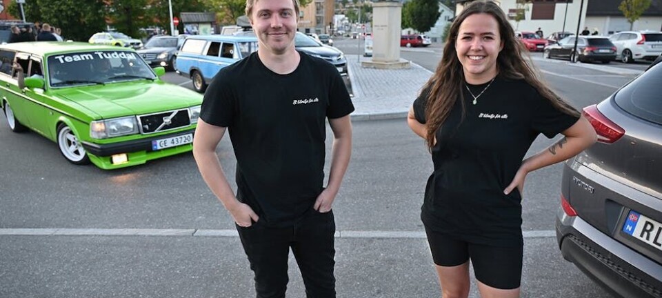 Eit par hundre bilar deltok i kolonnekøyring: – Naturleg å ende i Bø