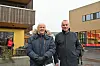 STOLTE: Johannes Forberg og Hans Olav Bakås synest det er moro å sjå Høgvolkvartalet ferdigstilt. Høgvoll Bø