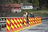 Åse bru. Ordførarane i Midt-Telemark og Nome inspiserar brua saman med folk frå fylkeskommunen. Foto: Øystein Akselberg