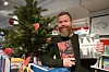 BESTSELJARAR: Akedemika sel mykje bøker til jul. Her er Halvor Heldal med dei to bestseljarane. Akademika Bø julehandel